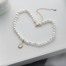 Charger l&#39;image dans la galerie, Round Medal Pearl Necklace
