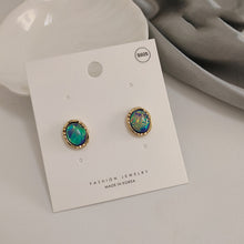 Charger l&#39;image dans la galerie, Minimalist Stud Earring
