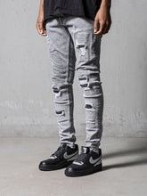 Load image into Gallery viewer, Jeans im used look mit vielen Details
