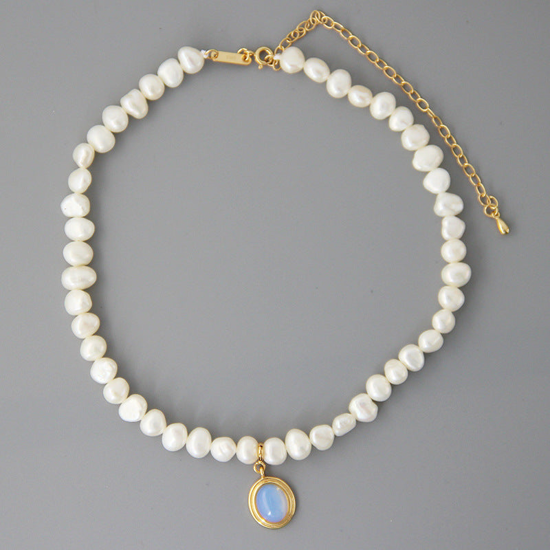 Round Medal Pearl Necklace